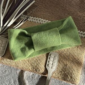 Green cashemere headband #winteraccessories
Like new
